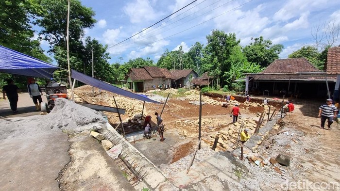 1767762407148-pembangunan-talut-dan-pondasi-cakar-ayam-masjid-al-huda-gari-wonosari-gunungkidul-selasa-612026-1767681468784_169