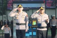 1767762412500-akbp-victor-inkiriwang-menyerahkan-tongkat-komando-kapolres-tangsel-kepada-akbp-boy-jumalolo-1767759490887_169