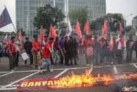 1767784005003-aksi-dukung-venezuela-di-depan-kedubes-as-berujung-ricuh-1767781314687_169