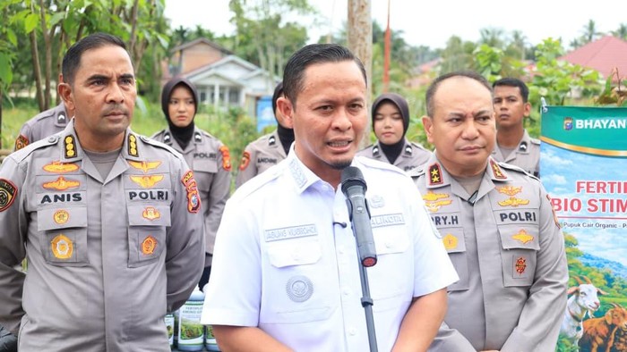 1767805599694-wali-kota-pekanbaru-agung-nugroho-memuji-inisiatif-tabung-harmoni-hijau-yang-digagas-kapolda-riau-1767796050706_169