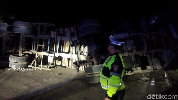 1767827132057-truk-kontainer-angkut-kayu-mengalami-laka-tunggal-di-jalan-raya-kadu-banen-cipacung-tepatnya-di-kampung-kadu-kempol-kelurahan--1767805903852_169