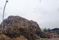 1767848811253-tumpukan-sampah-yang-kerap-menggunung-di-pasar-induk-kramat-jati-dan-menimbulkan-bau-busuk-warga-sekitar-terganggu-bau-sampah--1767843841205_169
