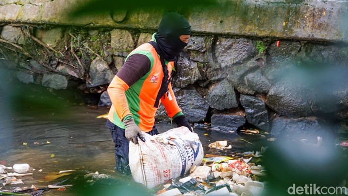 1767870373033-petugas-ups-badan-air-bersihkan-saluran-tanah-baru-jagakarsa-1767852298662_169