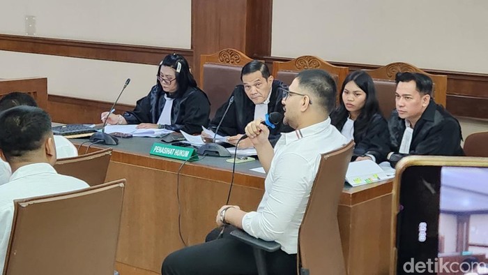 1767870377520-ammar-zoni-di-sidang-pemeriksaan-terdakwa-kasus-penjualan-narkotika-dalam-rutan-salemba-di-pengadilan-negeri-jakarta-pusat-kam-1767869433751_169