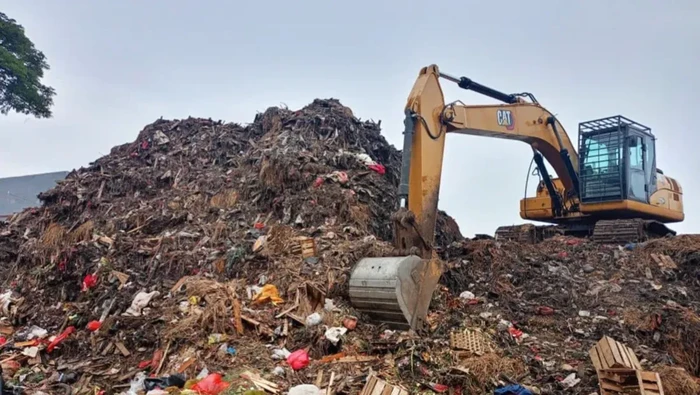 1767870378512-tumpukan-sampah-menggunung-di-pasar-induk-kramat-jati-jakarta-timur-dibersihkan-sepuluh-truk-sudah-mengangkut-tumpukan-sampah--1767869194295_169