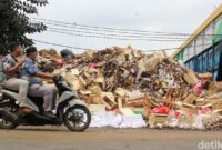 1767935182014-warga-kramat-jati-resah-bau-sampah-pasar-kian-menyengat-1767843687980_169