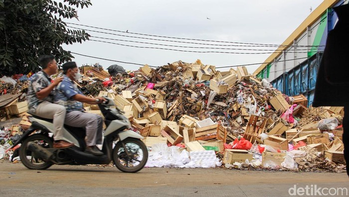 1767935182014-warga-kramat-jati-resah-bau-sampah-pasar-kian-menyengat-1767843687980_169