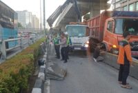 1767935193701-truk-tabrak-separator-busway-di-jalan-mt-haryono-arah-gatot-subroto-dokditlantas-polda-metro-jaya-1767931771318_169