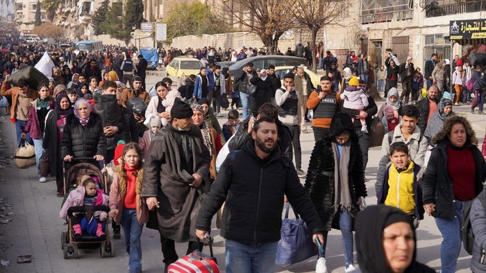 1767978370182-warga-sipil-mengungsi-saat-bentrokan-kembali-pecah-di-aleppo-1767947117877_169