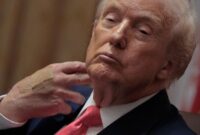 1767999907012-tangan-kanan-trump-tampak-dipasangi-plester-luka-1765522655150_169