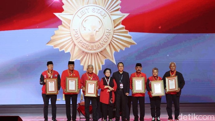 1768086296624-pdip-berikan-penghargaan-kepada-6-tokoh-senior-1768061783008_169