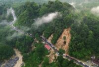 1768107987505-antrean-panjang-jalur-buka-tutup-lembah-anai-1768063800081_169