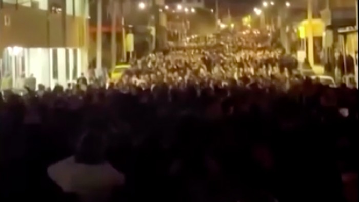 1768129547472-lautan-manusia-penuhi-jalanan-abdanan-iran-1767820730859_169