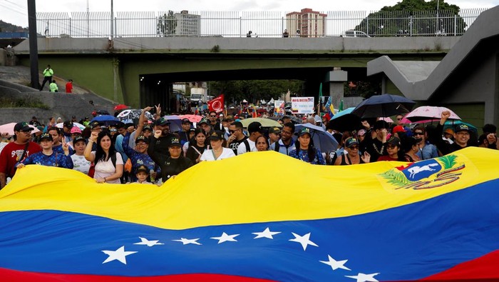 1768129550336-massa-turun-ke-jalan-di-caracas-tuntut-pembebasan-nicolas-maduro-1768097277096_169