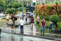 1768129552732-jakarta-diguyur-hujan-warga-tetap-beraktivitas-1768119065240_169