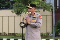 1768194399477-wakapolda-riau-brigjen-adrianto-jossy-kusumo-menyampaikan-perpisahan-pada-apel-terakhir-di-mapolda-riau-1768193934049_169
