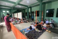 1768194402453-para-santri-korban-keracunan-dirawat-di-asrama-ponpes-mahad-an-nur-1768034753470_169