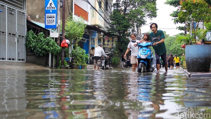 1768215976565-hujan-reda-banjir-masih-menggenang-di-permukiman-pademangan-timur-1768212641892_169