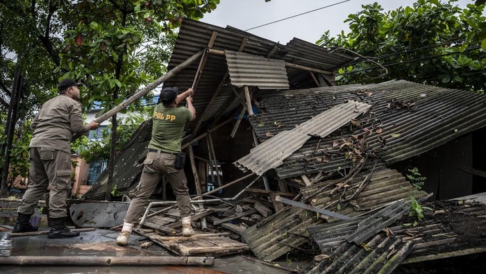 1768215977982-lapak-pkl-liar-di-pasar-kobong-semarang-dibongkar-1768202320425_169