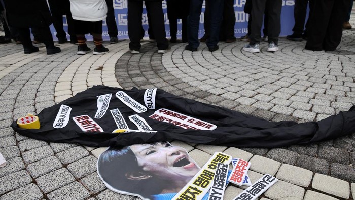 1768237620997-aksi-protes-anti-takaichi-pecah-di-seoul-jelang-pertemuan-diplomatik-1768200126658_169