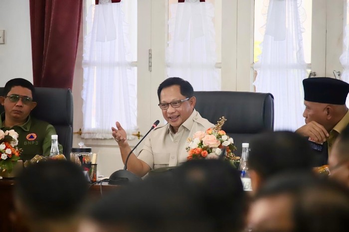 1768302373431-menteri-dalam-negeri-mendagri-sekaligus-ketua-satuan-tugas-satgas-percepatan-rehabilitasi-dan-rekonstruksi-pascabencana-sumatr-1768300483338