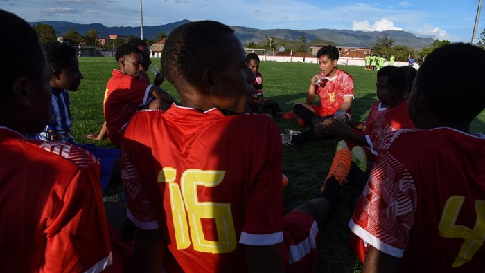 1768323986252-wapres-bermain-bola-bersama-anak-anak-ssb-di-papua-pegunungan-1768314686978_169