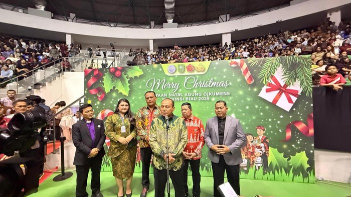 1768496788124-kapolda-riau-irjen-herry-heryawan-saat-menghadiri-natal-agung-oikumene-di-kota-pekanbaru-1768495443337_169