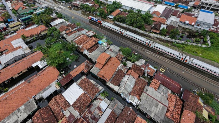 1769015214791-banjir-ganggu-jalur-ka-pekalongan-rel-kereta-ditinggikan-1768987809383_169