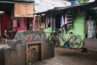 1769036737606-warga-berada-di-depan-rumahnya-di-kawasan-tpu-kebon-nanas-jatinegara-jakarta-senin-1122025-1767362988423_169