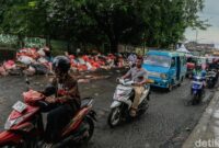 1769036738465-ampun-jalan-otista-ciputat-rusak-dan-penuh-sampah-1769013153020_169