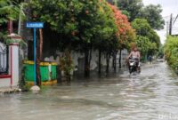 1769080004492-banjir-kembali-rendam-komplek-wali-kota-sukapura-aktivitas-warga-lumpuh-1769076421695_169