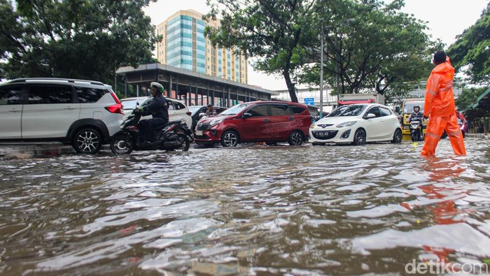 1769080007859-hujan-picu-genangan-di-letjen-suprapto-1769070835775_169