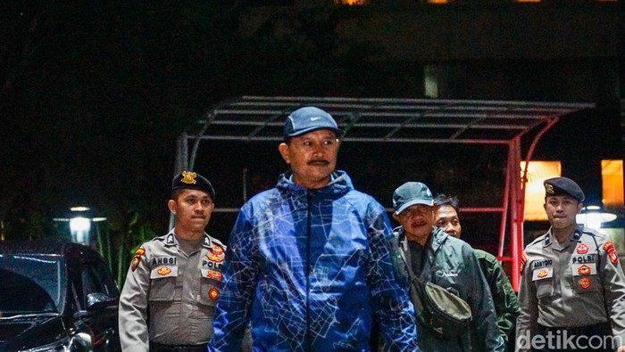 1769080012008-potret-wali-kota-madiun-maidi-tiba-di-kpk-usai-terjaring-ott-1768840473315_169