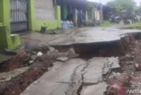 1769101578639-kondisi-tanah-longsor-di-perumahan-kodam-rt-004002-desa-serang-kecamatan-cikarang-selatan-kabupaten-bekasi-1769101054232_169