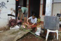 1769101581495-warga-situbondo-bersih-bersih-rumah-usai-banjir-rendam-ribuan-permukiman-1769081992746_169