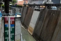 1769123149636-operator-pompa-air-pasar-ikan-herman-menunjukkan-ketinggian-air-di-stasiun-pompa-pasar-ikan-penjaringan-jakarta-utara-jumat-15_169