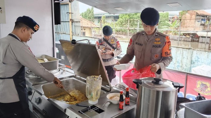 1769144807456-dapur-lapangan-brimob-polda-metro-hadir-melayani-warga-terdampak-banjir-di-cikarang-utara-kabupaten-bekasi-1769143424727_169