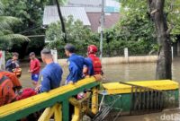 1769144807982-banjir-pada-perumahan-di-pela-mampang-mampang-prapatan-jakarta-selatan-berangsur-surut-banjir-sudah-terjadi-sejak-kemarin-adhf-1769143298340_169