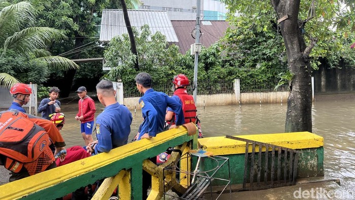 1769144807982-banjir-pada-perumahan-di-pela-mampang-mampang-prapatan-jakarta-selatan-berangsur-surut-banjir-sudah-terjadi-sejak-kemarin-adhf-1769143298340_169