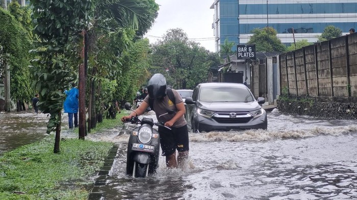 1769144808562-banjir-di-jakarta-barat-taufiqdetikcom-1769142999233_169