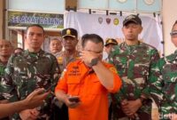1769144811623-tangis-haru-personel-sar-usai-seluruh-korban-kecalakaan-pesawat-atr-42-500-ditemukan-1769141141604_169