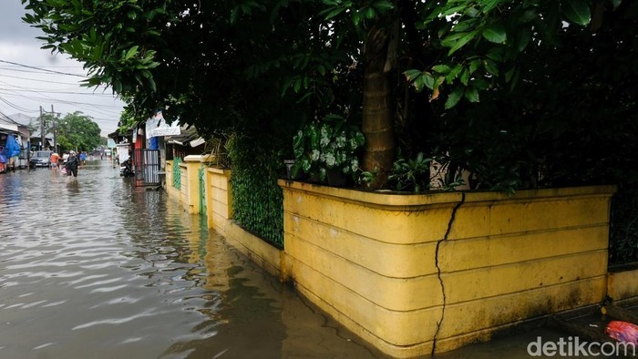 1769166440384-perumahan-pinang-griya-tangerang-banjir-imbas-tanggul-jebol-1769163141443_169