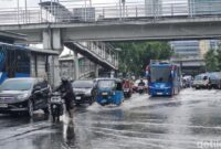 1769231206049-jalan-daan-mogot-grogol-petamburan-jakarta-barat-tergenang-banjir-pagi-ini-kepadatan-kendaraan-terjadi-di-jalan-daan-mogot-dan-1769138171158_169