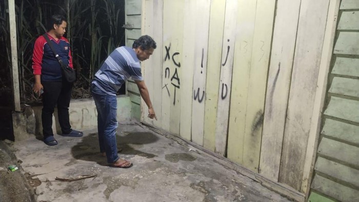 1769252775037-polisi-cek-tkp-ayah-siksa-anak-di-pasar-kabupaten-siak-riau-1769251936396_169