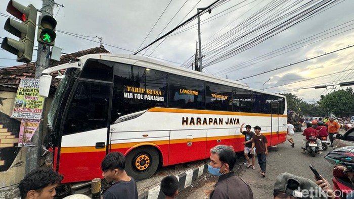 1769252775914-kecelakaan-karambol-bus-harapan-jaya-di-simpang-muning-kota-kediri-1769167590473_169