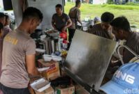 1769252777172-brimob-polda-metro-jaya-dirikan-dapur-lapangan-untuk-bantu-korban-banjir-di-bekasi-1769232179378_169
