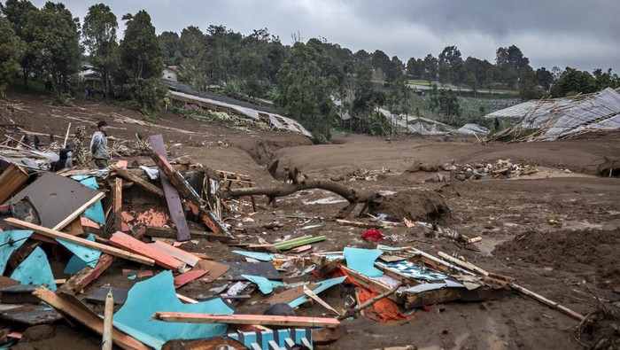 1769295921628-evakuasi-korban-bencana-tanah-longsor-di-cisarua-1769242240215_169