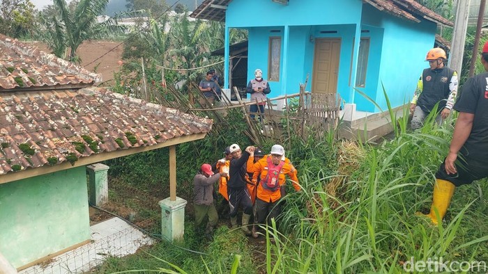 1769317594360-petugas-mengevakuasi-jasad-korban-longsor-di-cisarua-1769310470705_169