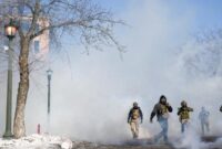 1769317595462-seorang-agen-federal-menendang-tabung-gas-air-mata-ke-arah-demonstran-setelah-agen-federal-menembak-dan-membunuh-seorang-demon-1769315707361_169