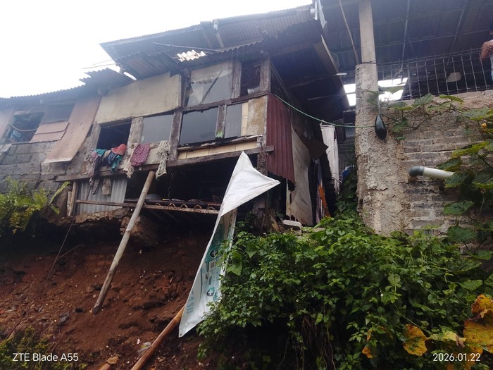 1769317598307-ilustrasi-rumah-pinggir-sungai-1769313822788